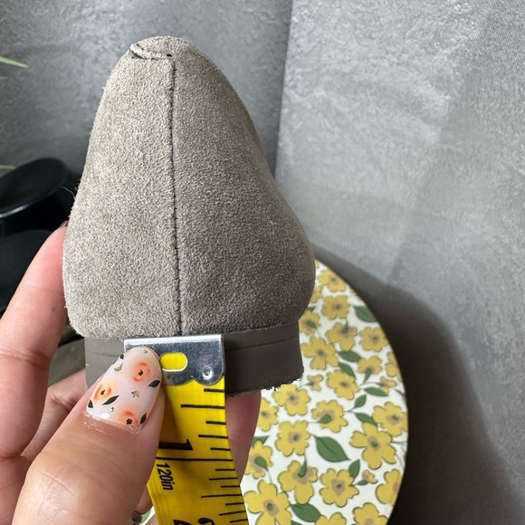 Vionic Women’s Suede Laser Cut Pointed Toe Flats Taupe Sz 7 - Picture 11 of 12